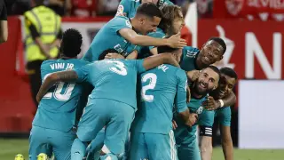 Los jugadores del Real Madrid abrazan a Benzema tras firmar el definitivo 2-3.