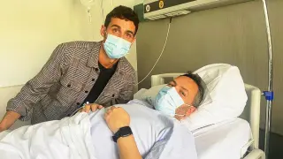 Luis Costa y David Navarro, en la clínica tras la intervención del entrenador zaragozano.