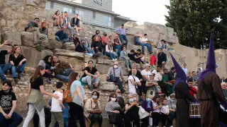 Algunos espectadores del Santo Entierro usaron la muralla como atalaya para ver la procesión.
