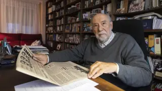 El historiador Eloy Fernández Clemente, este miércoles en su domicilio zaragozano, con el primer número de 'Andalán'.