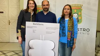 La concejal de Cultura, Blanca Galindo, el alcalde Fernando Torres y la técnico de Cultura Ana Escartín con el cartel de Barbitania, diseño de Isidro Ferrer.