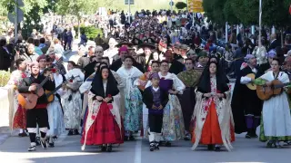 Una edición pasada del desfile con el traje fragatino del Día de la Faldeta.