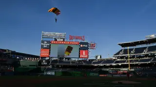 Un avión con paracaidistas que se dirigía a un partido de béisbol