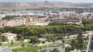 Vista del parque Universidad y barrio del Perpetuo Socorro desde la catedral de Huesca.