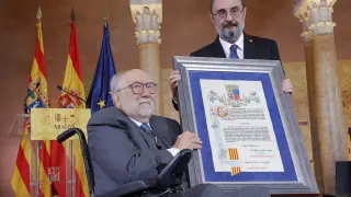 El presidente de Aragón, Javier Lambán, junto a Eloy Fernández Clemente.