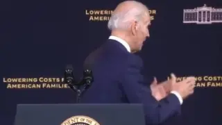 Momento en que Joe Biden se gira y saluda al aire.