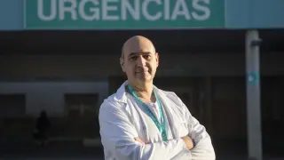 Rafael Marrón, frente al servicio de Urgencias del Servet.