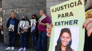 Amigos y familiares de Esther López se han concentrado a las puertas del Juzgado de Instrucción Número 5 de Valladolid donde ha declarado uno de los tres investigados.