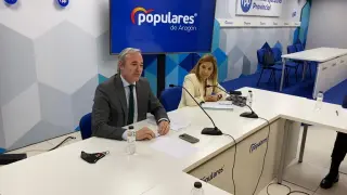 El presidente del PP-Aragón, Jorge Azcón, y su secretaria general, Ana Alós, en la sede del partido en Zaragoza, este lunes.