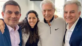 Mario Vargas Llosa, con sus hijos, a punto de salir de la clínica en la que se ha recuperado del covid en Madrid.