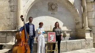 Presentación en la plaza renacentista de Fonz por parte de María Clusa, Maribel de Pablo y Daniel Escolano.