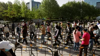 Ciudadanos de Pekín hacen fila para realizarse un test de covid