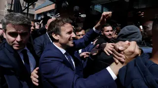 Macron en Cergy-Pontoise, donde le lanzaron tomates cherri.