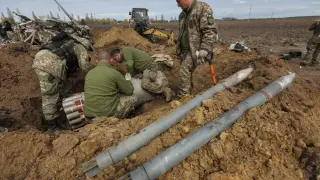 Los zapadores ucranianos desactivaban ayer este misil. Las tropas rusas han dejado miles sin detonar