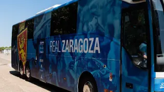 El autocar del Real Zaragoza, a punto de partir.