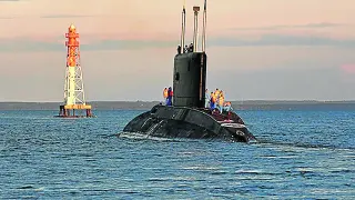 El submarino diésel-eléctrico ruso Veliki Névgorod, perteneciente a la flota del Báltico, durante unas maniobras
