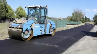 Trabajos de asfaltado en el camino de Salas en verano de 2021.