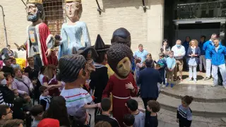 El cabezudo del eccehomo, rodeado del resto de gigantes, antes de comenzar el desfile en Borja.