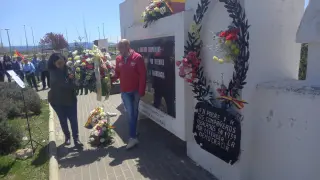 Ofrenda floral, durante el homenaje a las víctimas de Los Pozos de Caudé.