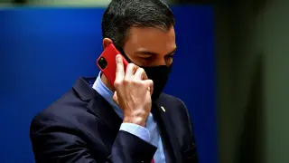 El presidente del Gobierno, Pedro Sánchez, hablando por teléfono