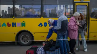 ONG atienden a evacuados que llegan a Zaporiya a la espera de los de Azovstal