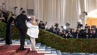 New York (United States), 02/05/2022.- Kim Kardashian and Pete Davidson arrive on the red carpet for the 2022 Met Gala, the annual benefit for the Metropolitan Museum of Art's Costume Institute, in New York, New York, USA, 02 May 2022. The event coincides with the Met Costume Institute's 'In America: An Anthology of Fashion' which opens 05 May 2022 concludes 05 September 2022. (Moda, Abierto, Estados Unidos, Nueva York) EFE/EPA/JUSTIN LANE
 USA NEW YORK MET GALA