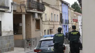 Agentes de la Guardia Civil, ante el lugar de Figueruelas donde se ha hallado el cadáver.