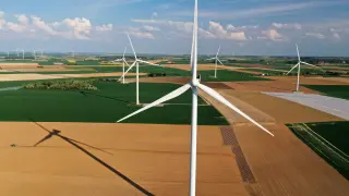 Parque eólico en Graincourt-les-Havrincourt, Francia, a vista de dron.