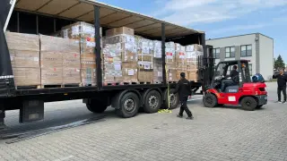 Casi 3.000 kilómetros ha recorrido el camión aportado de forma gratuita por la empresa vitoriana Alegría Activity para llevar el material.