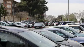 Coches aparcados en los alrededores del hospital San Jorge de Huesca.