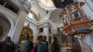 Miembros de los Tedax de la Guardia Civil retiran dos bombas de la Guerra Civil en la iglesia del convento del Carmen en Gea de Albarracín