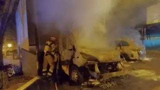 Sofocan el incendio de un vehículo frente al centro de salud de Andorra.