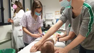 Una enfermera del Centro de Salud de Sagasta vacuna a un niño de 12 meses en la revisión anual de su pediatra.