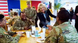 Fotos de Jill Biden visitando a las tropas de EE. UU. cerca del Mar Negro
