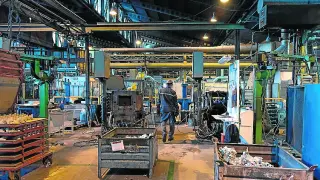 Un operario trabajando en la planta de Linamar en Zaragoza