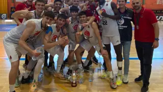 Los jugadores del Casademont Zaragoza júnior, con la medalla de bronce.
