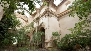 El interior de la iglesia del convento del Desierto de Calanda, sin techo e invadido por la maleza.