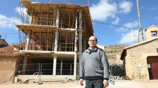 El alguacil de Cañada Vellida, Manuel Mateo, delante de las obras de construcción de los cuatro nuevos apartamentos.