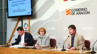 El comisionado contra la Despoblación, Javier Allué; la directora gerente del IAF, Pilar Molinero, y el director general de Ordenación del Territorio, Chema Salvador.