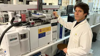 Vicente Ferreira, en un laboratorio de la Universidad de Zaragoza.