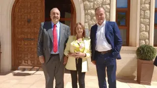 De izquierda a derecha, Manuel Rando, Sonia Palacio y Clemens Tönnies, a las puertas del Ayuntamiento de Calamocha.