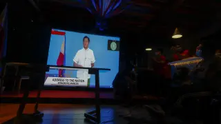 Un grupo de filipinos sigue por televisión la jornada electoral PHILIPPINES ELECTIONS
