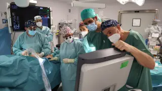 El equipo del Hospital Universitario Virgen de las Nieves de Granada que ha implantado con éxito en un paciente las primeras venas personalizadas gracias a la ingeniería de tejidos.
