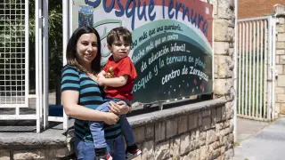 Elena Abella y su hijo Alex, diagnosticado de trastorno del espectro autista, al salir de la guardería este miércoles.