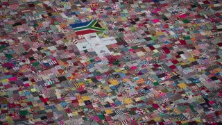 Sudáfrica teje una manta solidaria de 6 km2 en honor a Mandela.