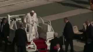 El Papa evidencia sus problemas para caminar en una nueva audiencia en el Vaticano