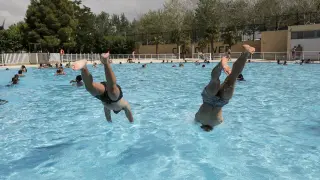 Bañistas en la piscina del Centro Deportivo Municipal Oliver, en Zaragoza.