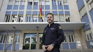 Ángel Cortés, a las puertas de la Jefatura Superior de Policía de Zaragoza.