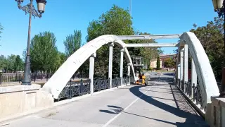 El puente de las Miguelas de Huesca fue el primero triarticulado de hormigón armado que se construyó en España, en 1912.