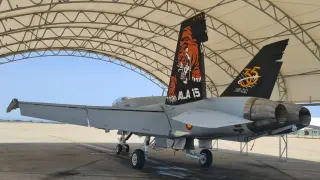 Un F-18 de la Base de Zaragoza lo pintan antes de llevarlo a las maniobras Tiger Meet 2022.
